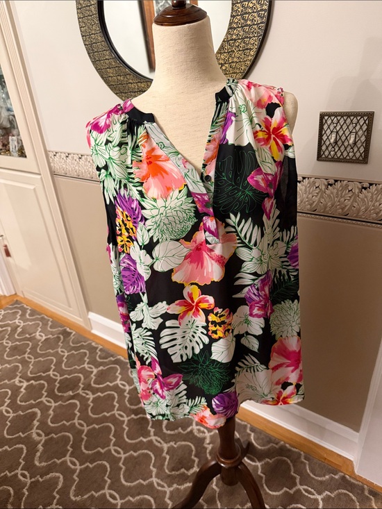 Violet & Claire Tops - Like new Violet & Claire Sleeveless Floral V-Neck Top - Black Multi 2x